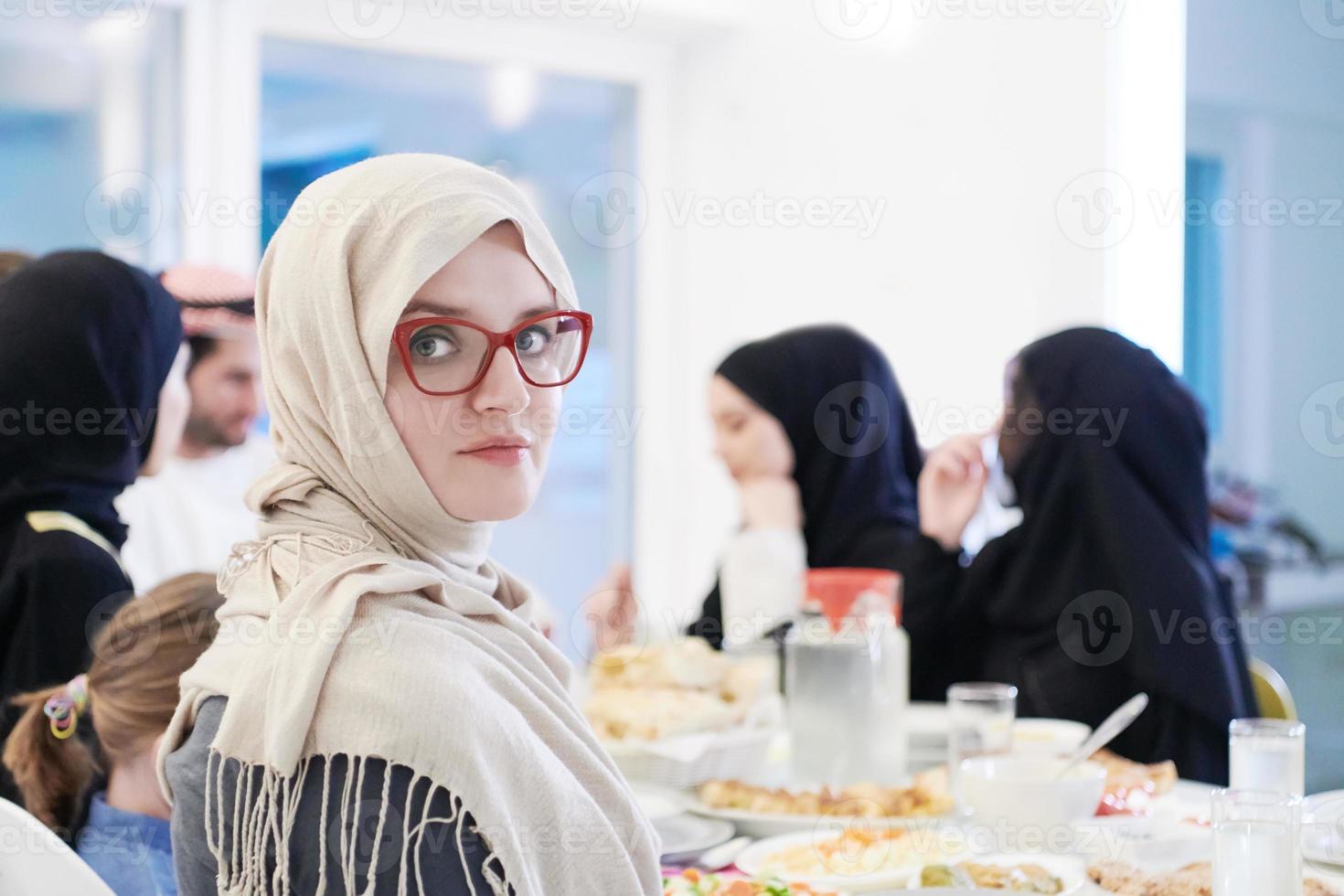 jong moslim vrouw hebben iftar avondeten met familie foto