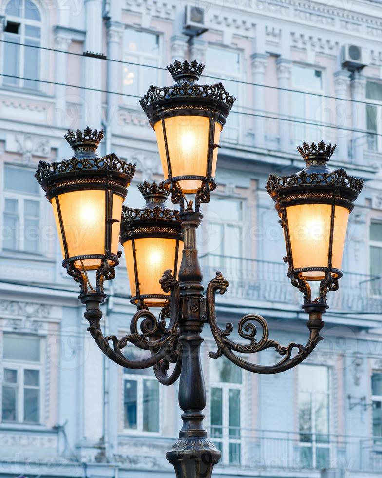 groep van helder straat lampen Aan een kolom verhelderend een straat foto