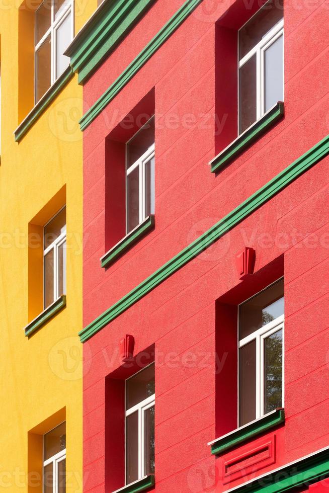 geel rood gebouw met groen kroonlijst foto