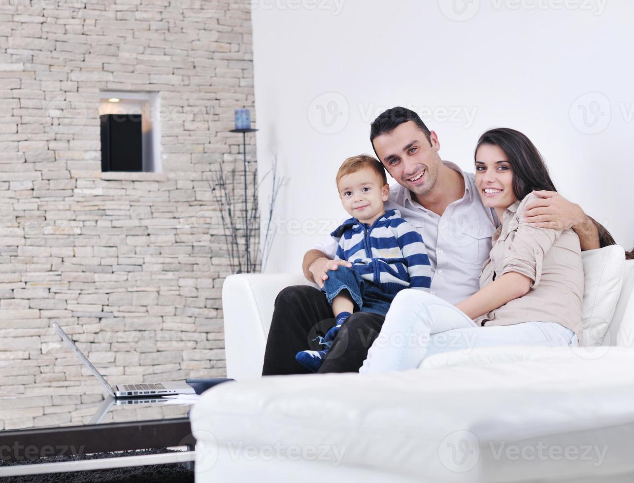 gelukkig jong familie hebben pret met TV in backgrund foto