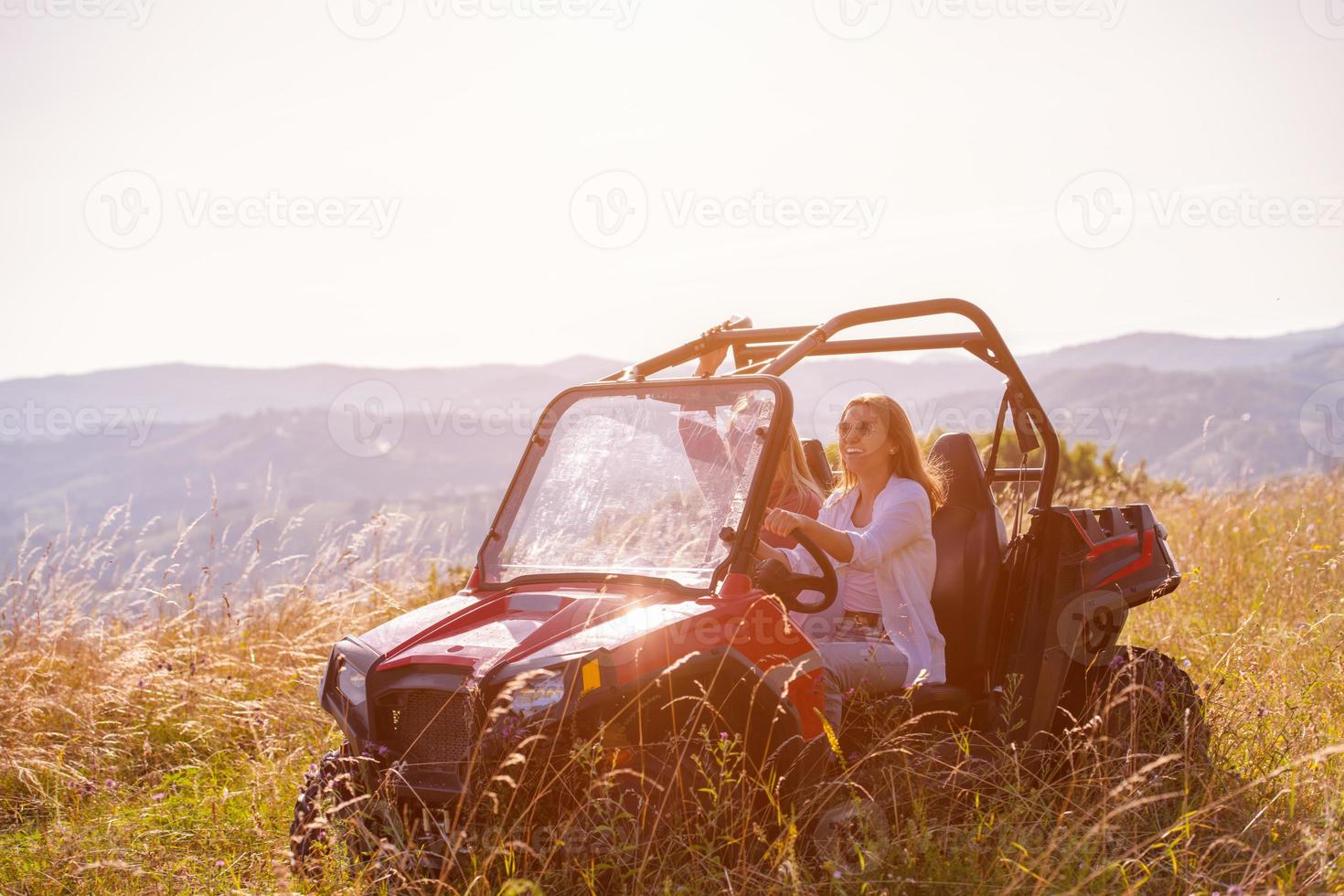 twee jong Dames het rijden een uit weg buggy auto foto