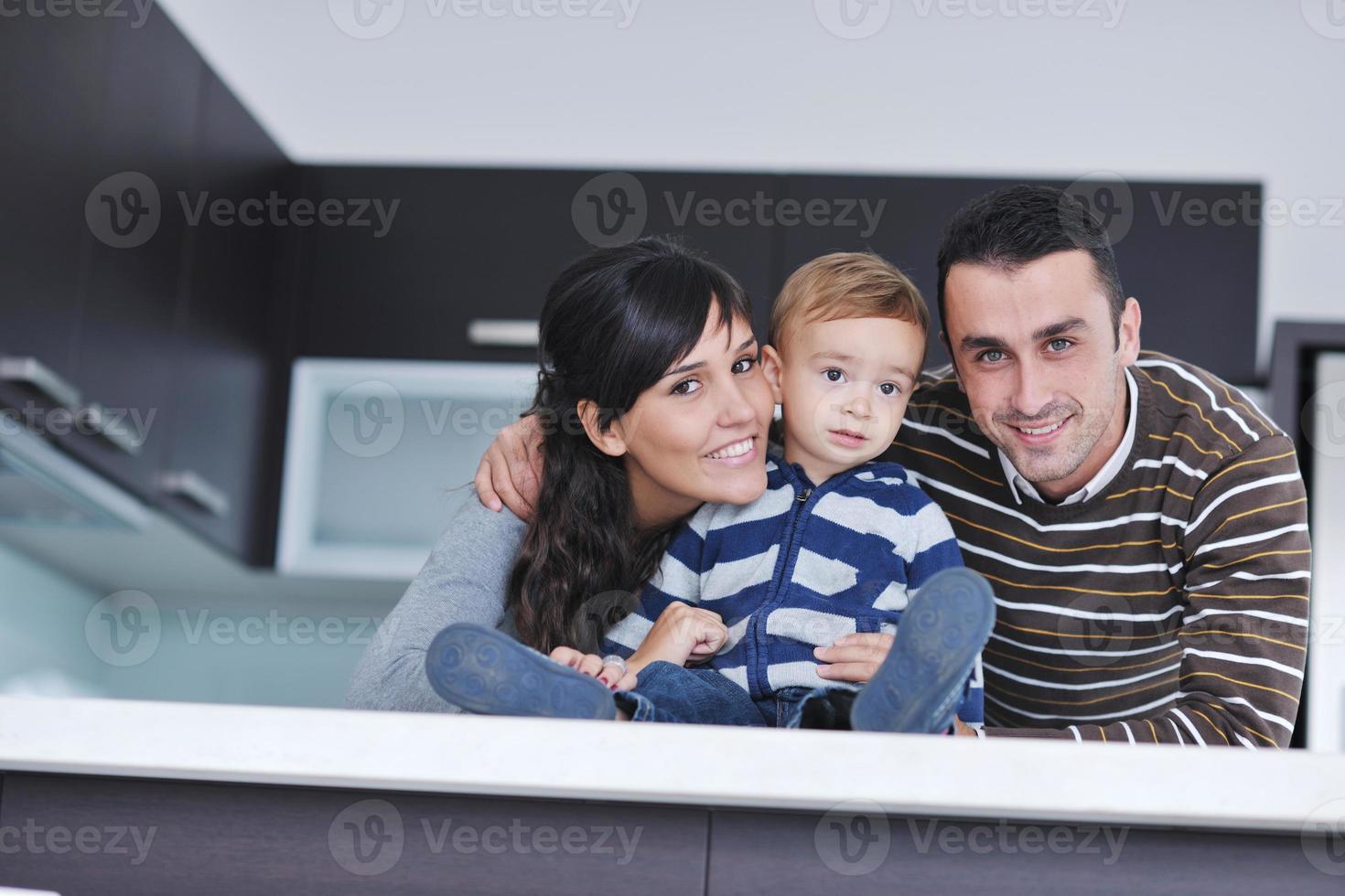 gelukkig jong familie hebben pret Bij huis foto