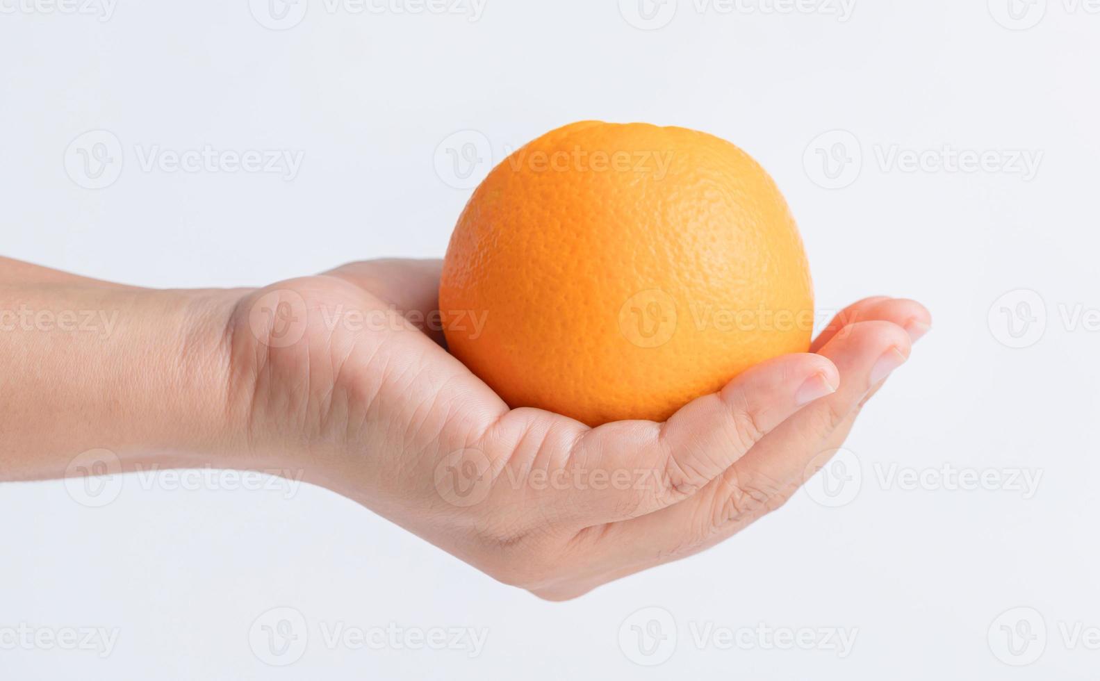 hand- Holding oranje Aan wit achtergrond foto