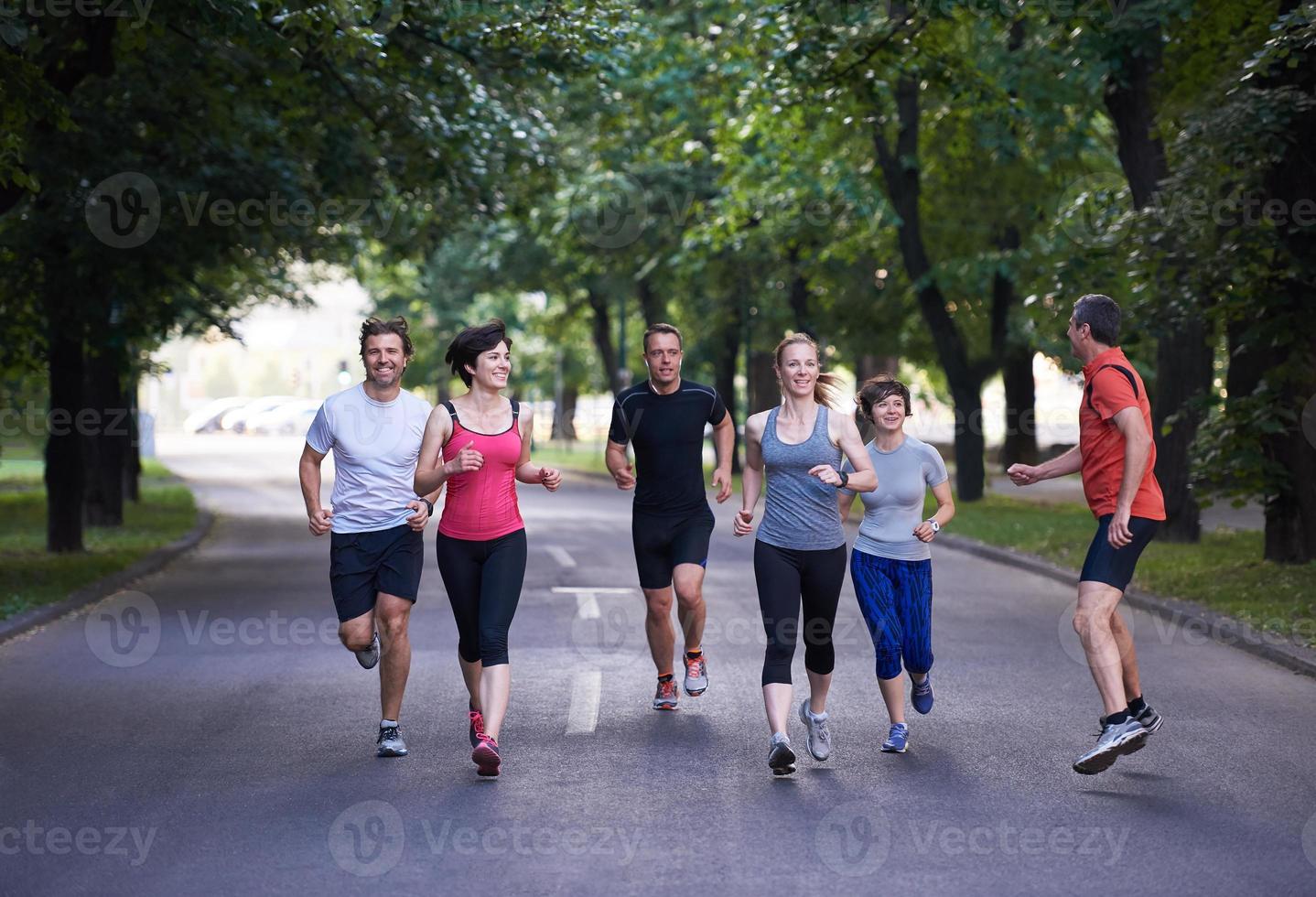 mensen groep joggen foto