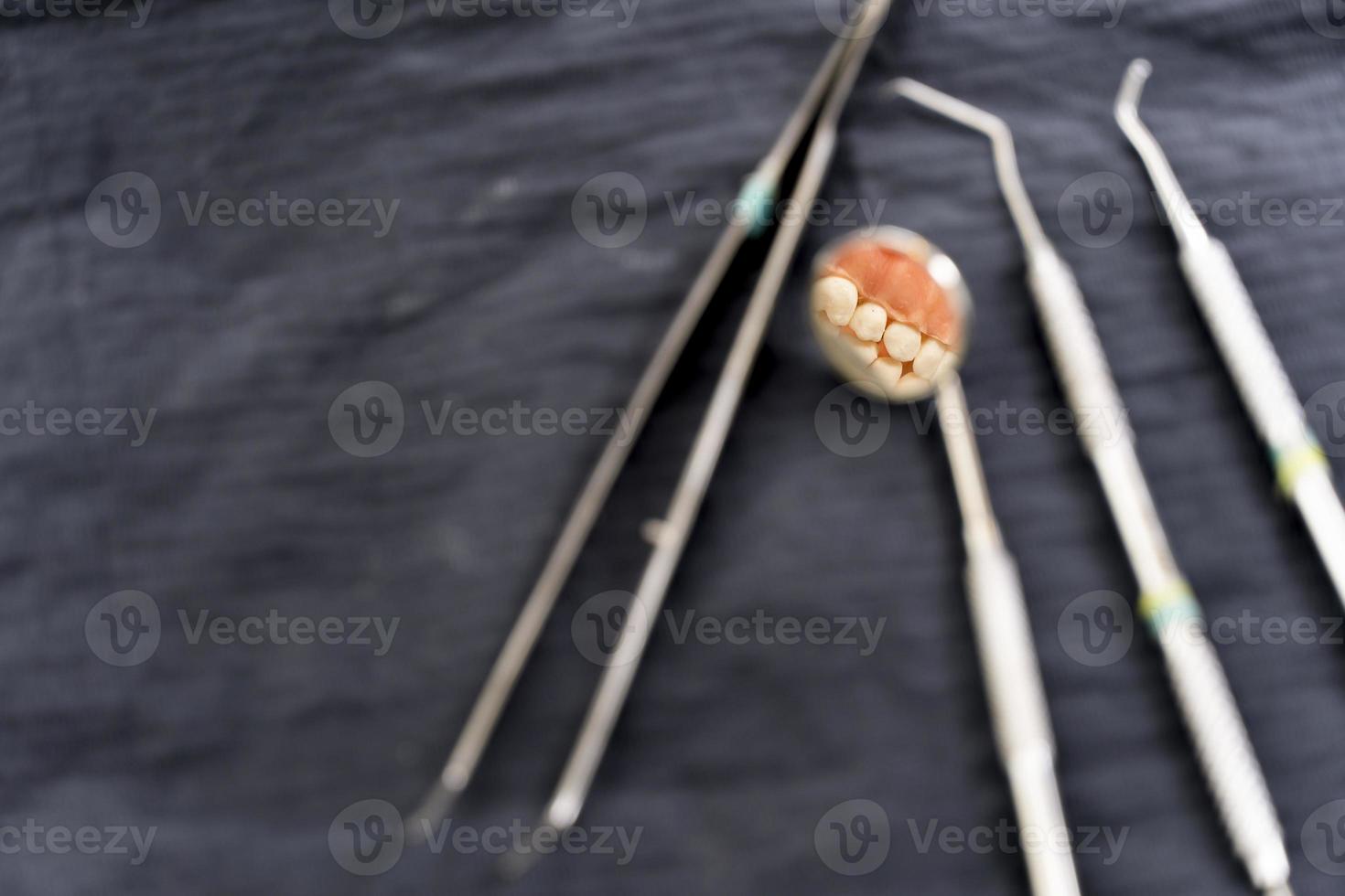 tandheelkundig instrumenten klaar voor gebruik in de tandheelkundig kantoor foto
