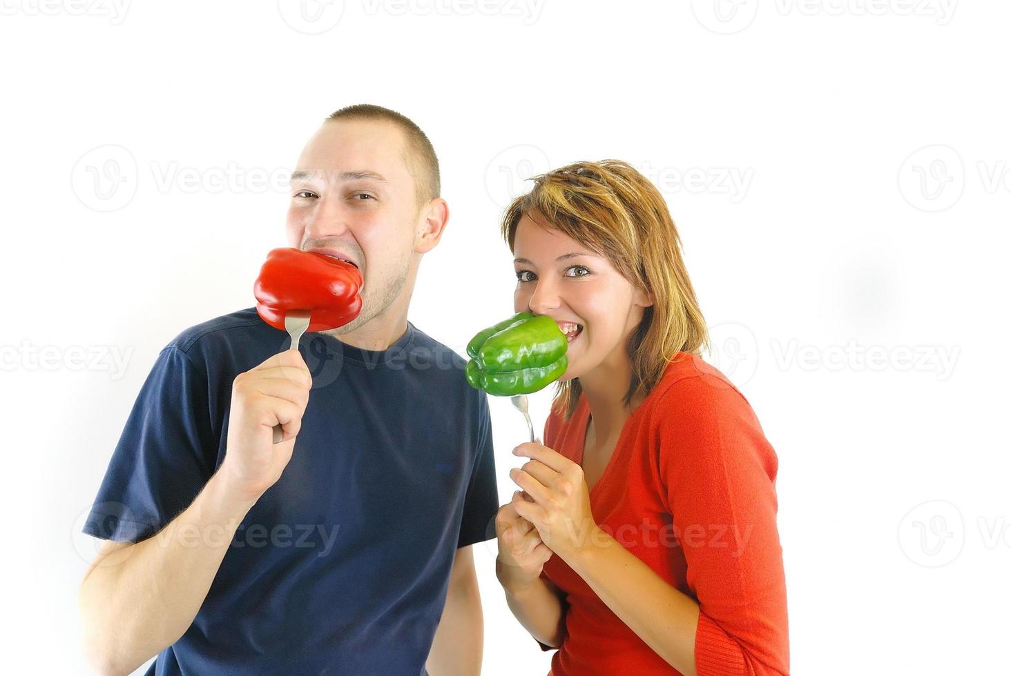 gelukkig paar met paprika's geïsoleerd foto