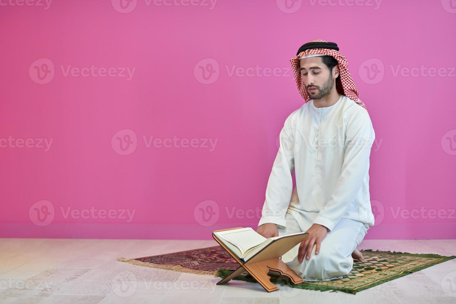jong moslim Mens lezing koran gedurende Ramadan foto