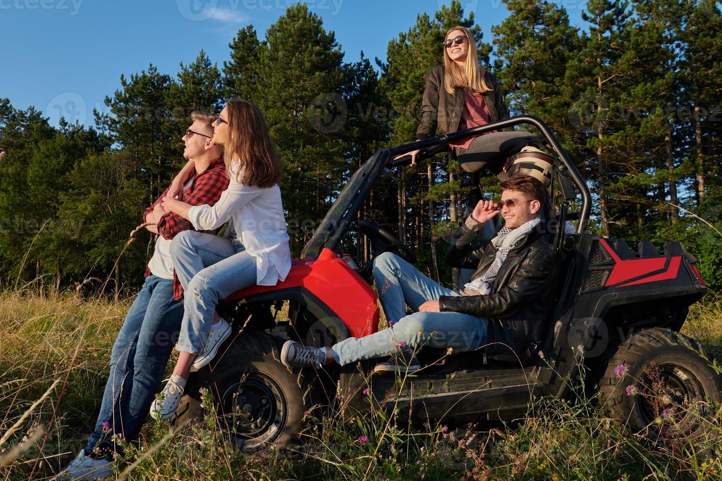 groep jong gelukkig mensen genieten van mooi zonnig dag terwijl het rijden een uit weg buggy auto foto