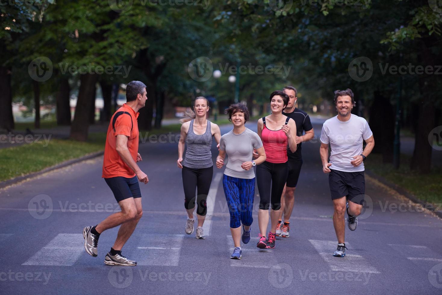 mensen groep joggen foto