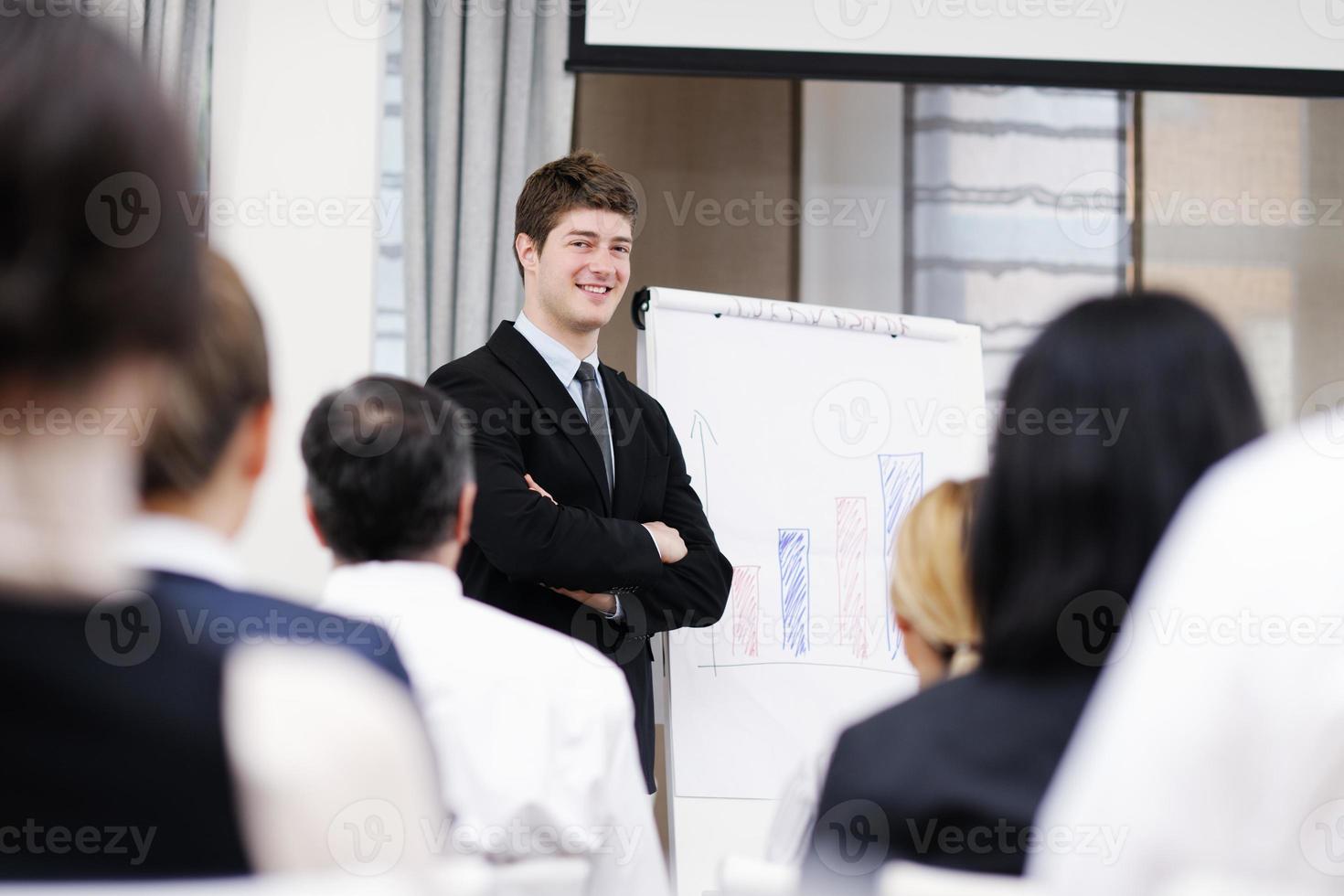 jong bedrijf Mens geven een presentatie Aan conferentie foto