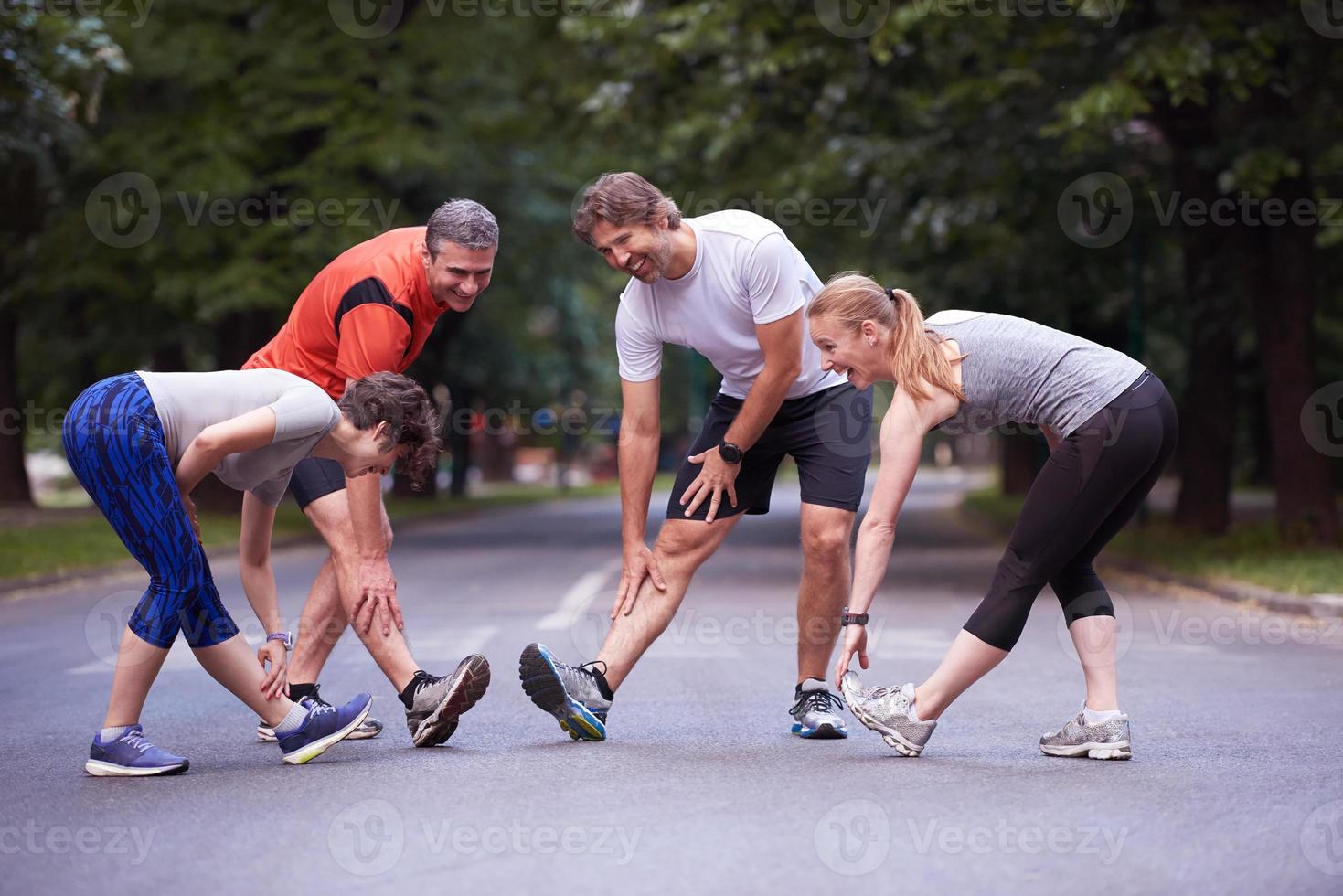 jogging mensen groep uitrekken foto