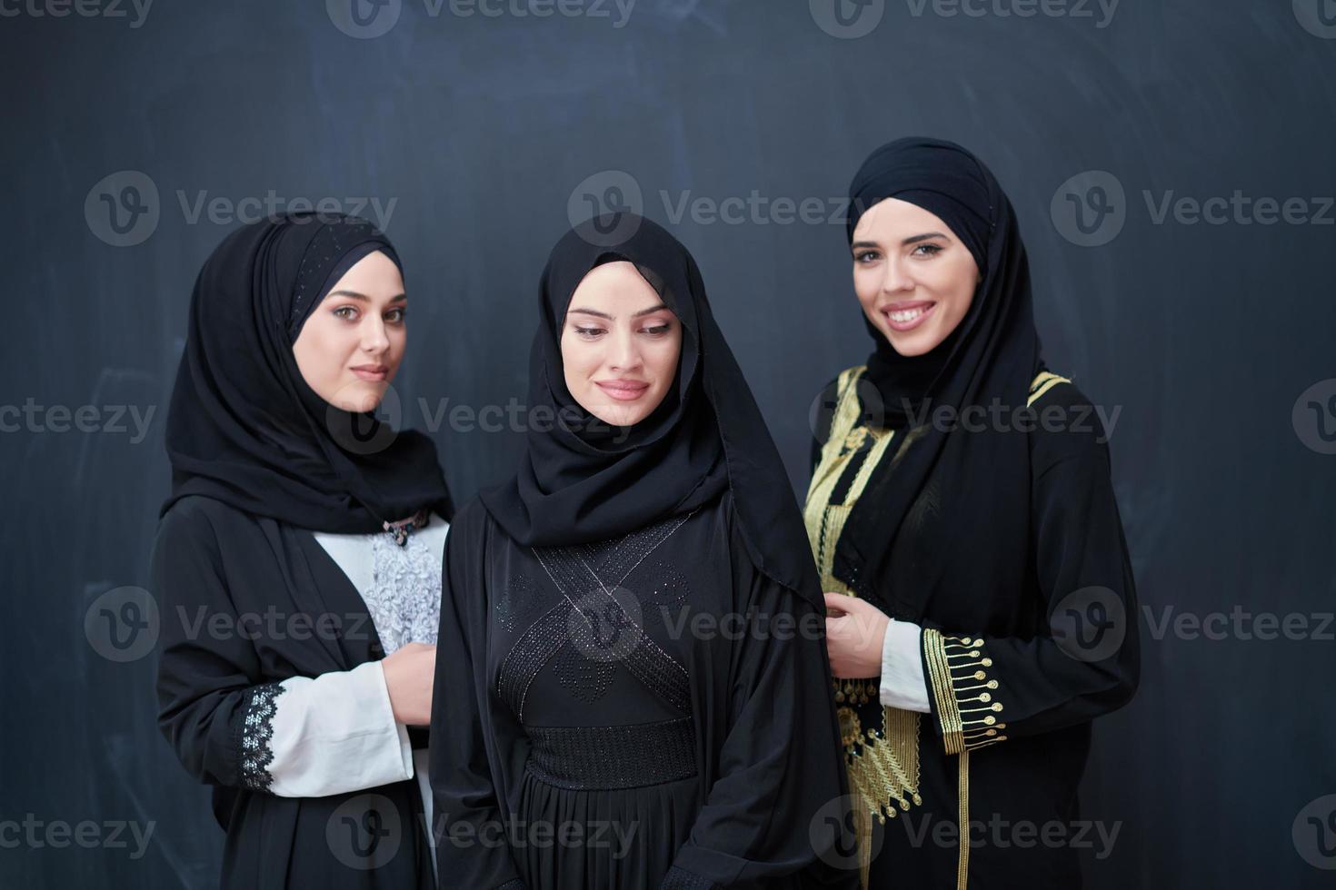 portret van Arabisch Dames vervelend traditioneel kleren of abaya foto