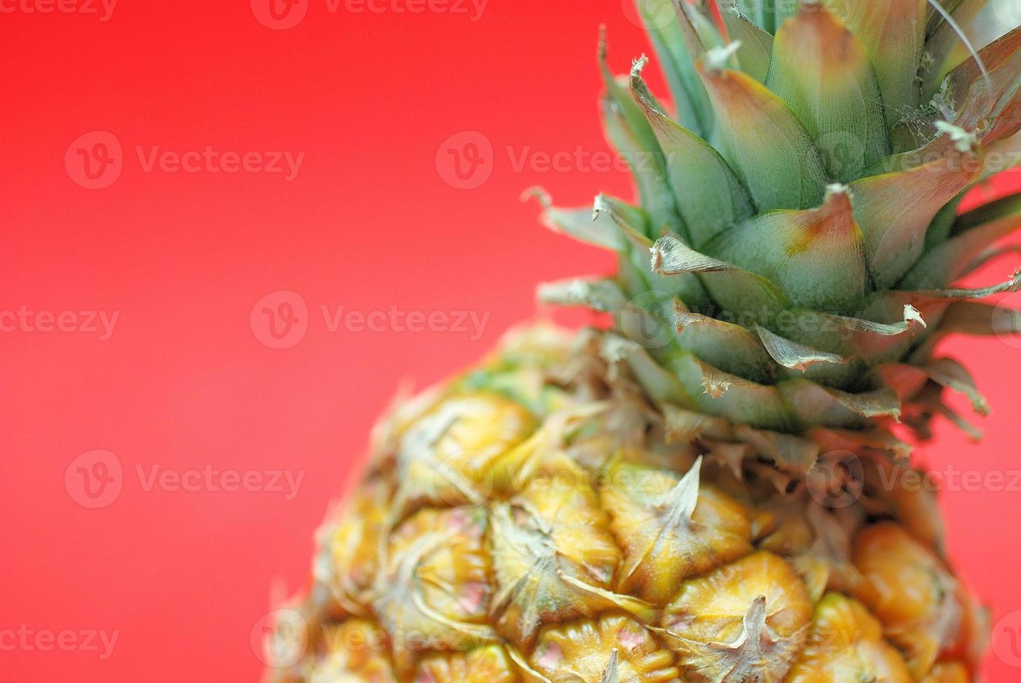 ananas Aan rood achtergrond foto