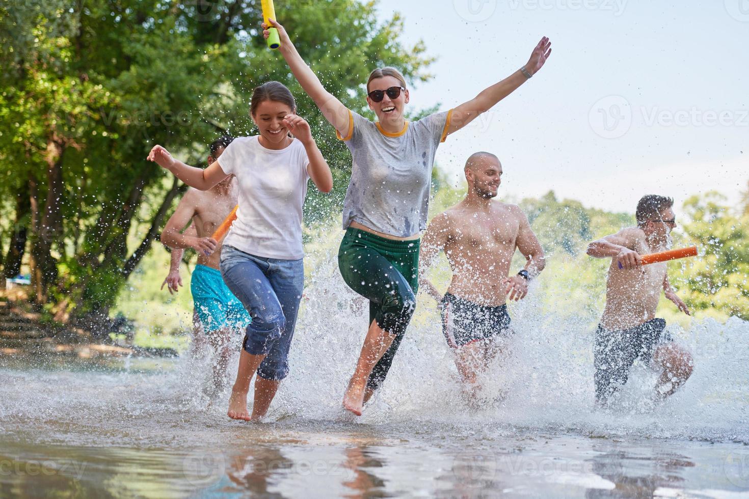 groep van gelukkig vrienden hebben pret Aan rivier- foto