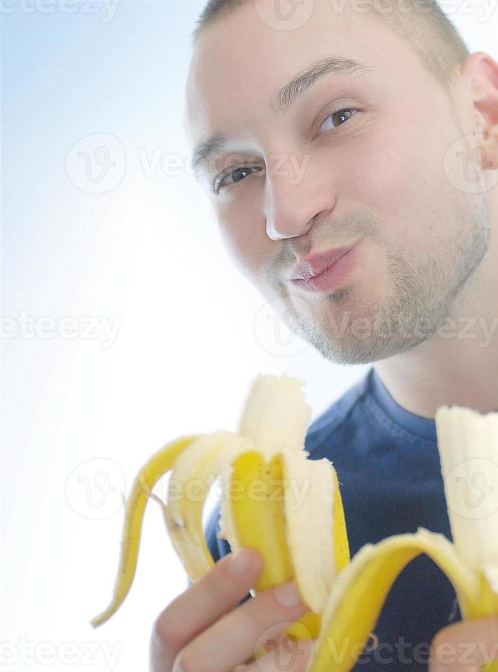 Mens aan het eten banaan foto