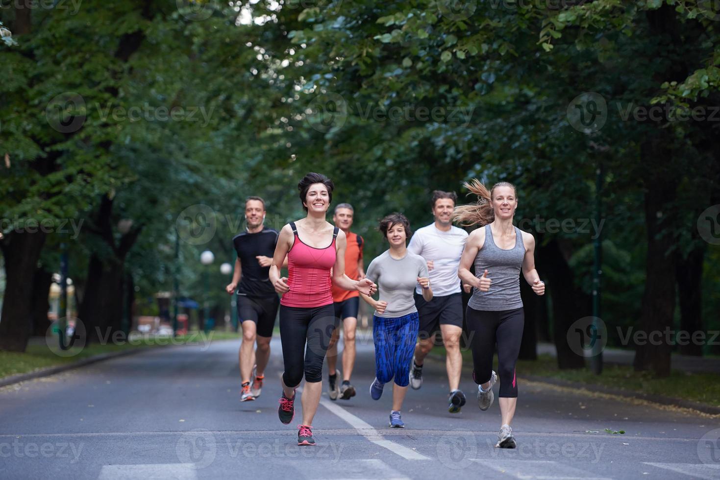 mensen groep joggen foto