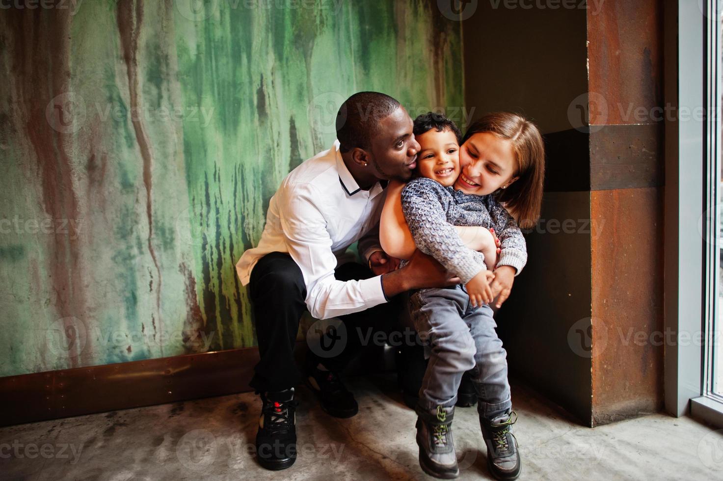 gelukkig multi-etnisch familie met jongen kind besteden tijd Bij restaurant. relaties van Afrikaanse Mens en wit Europese vrouw. foto