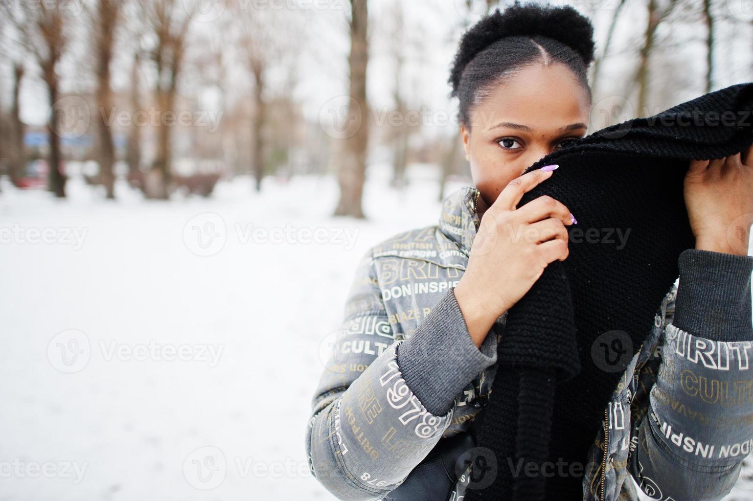 Afrikaanse vrouw slijtage in zwart sjaal houding in winter dag Bij Europa. foto