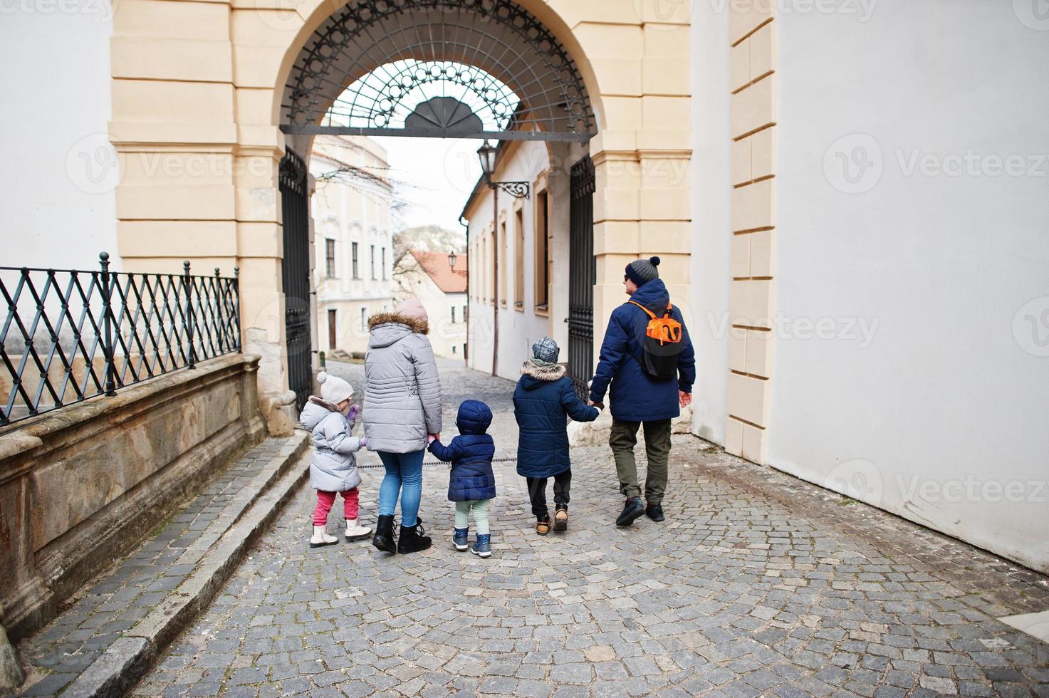 familie die bij historisch mikulov-kasteel, moravië, tsjechië loopt. oude Europese stad. foto