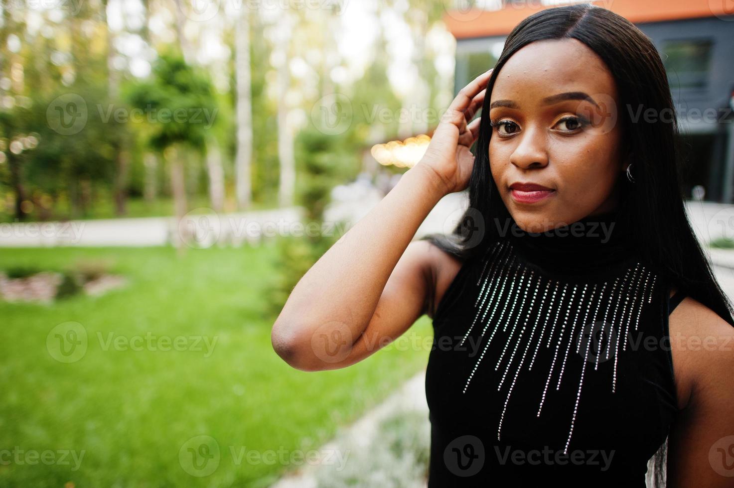 dichtbij omhoog portret van modieus Afrikaanse Amerikaans vrouw. foto