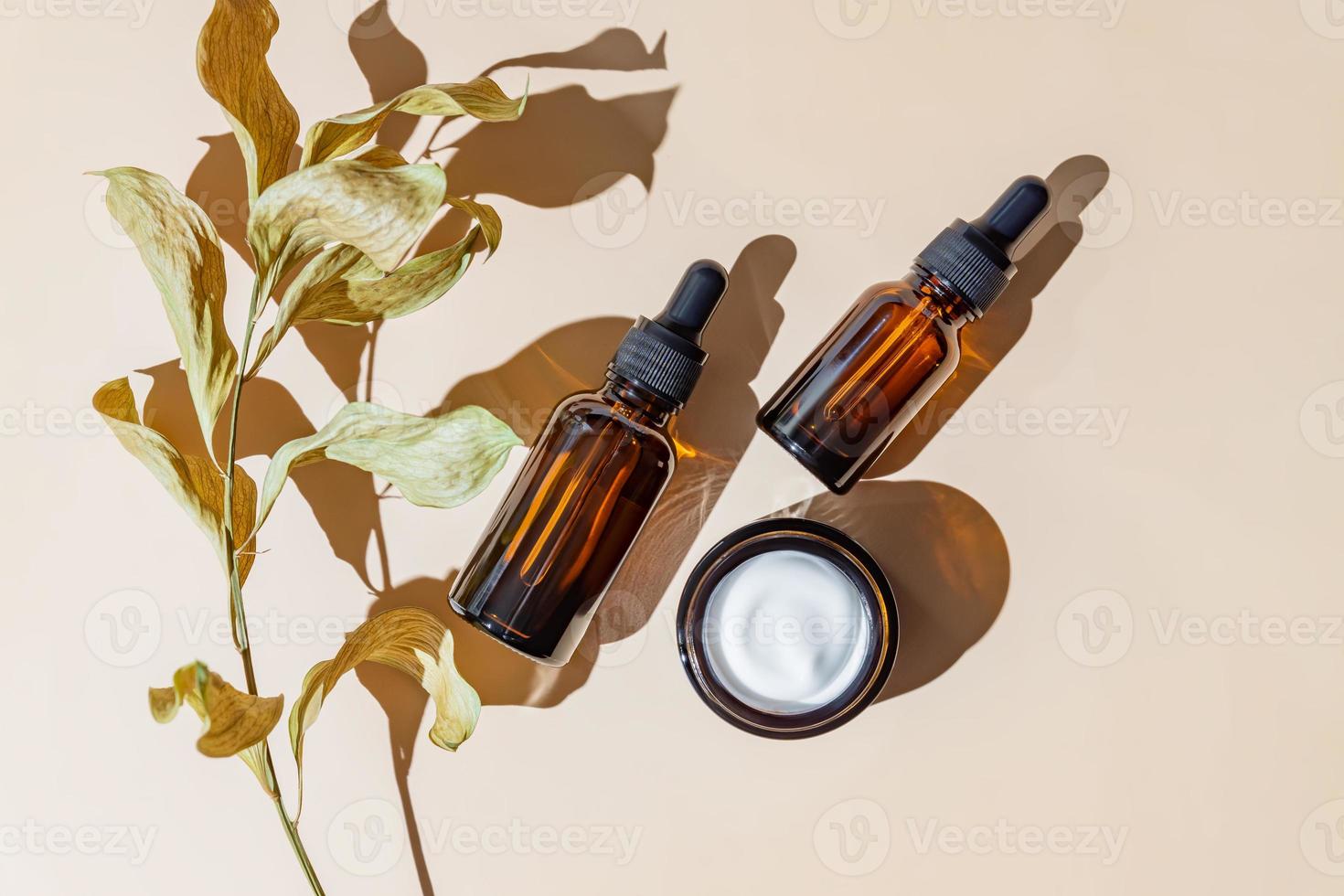 reeks van natuurlijk gezicht behandeling cosmetica. biologisch producten in donker glas flessen - room, essentie en essentieel olie voor jong en gezond huid met natuurlijk ingrediënten. huis routine. foto