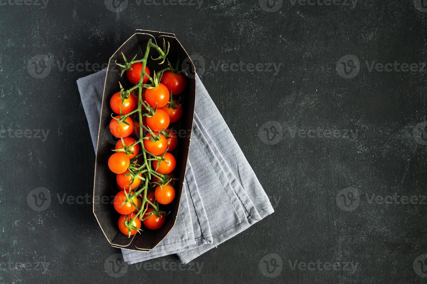 top visie van Afdeling tomaten in papier pakket. voedsel op te slaan levering concept. kopiëren cpace voor tekst. foto