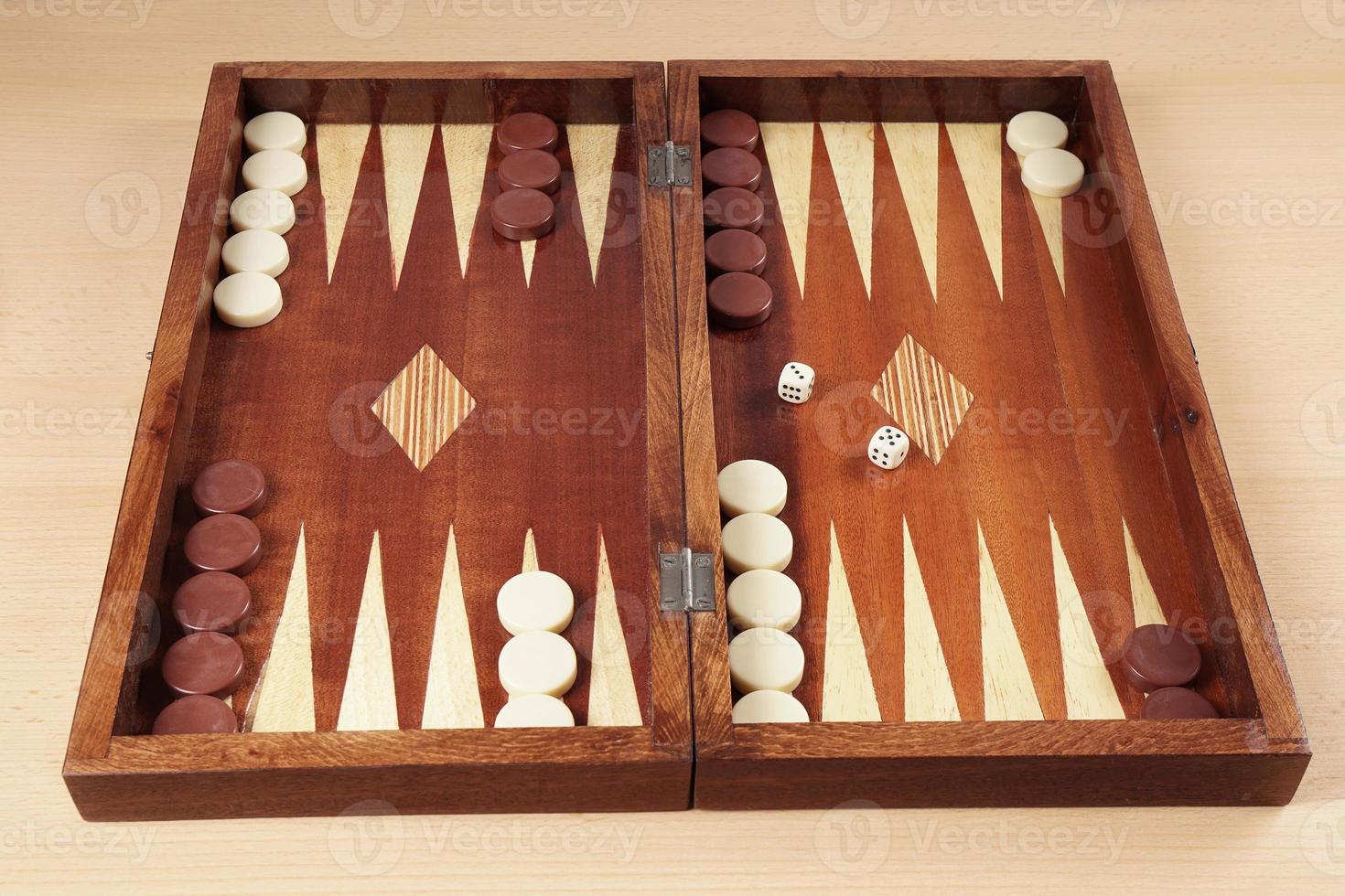 backgammon bord Aan tafel foto