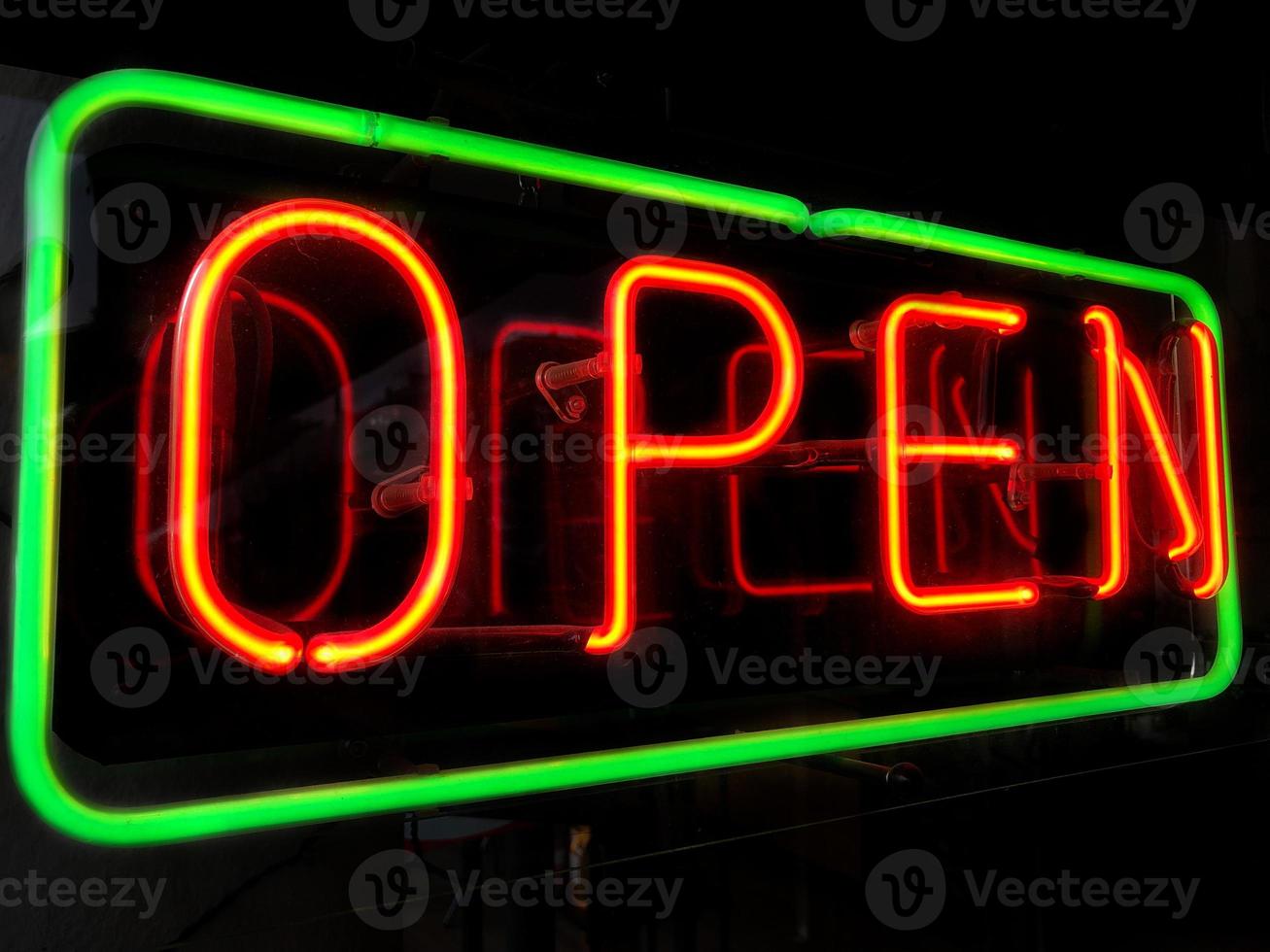 Open neon teken in winkel venster Bij nacht foto