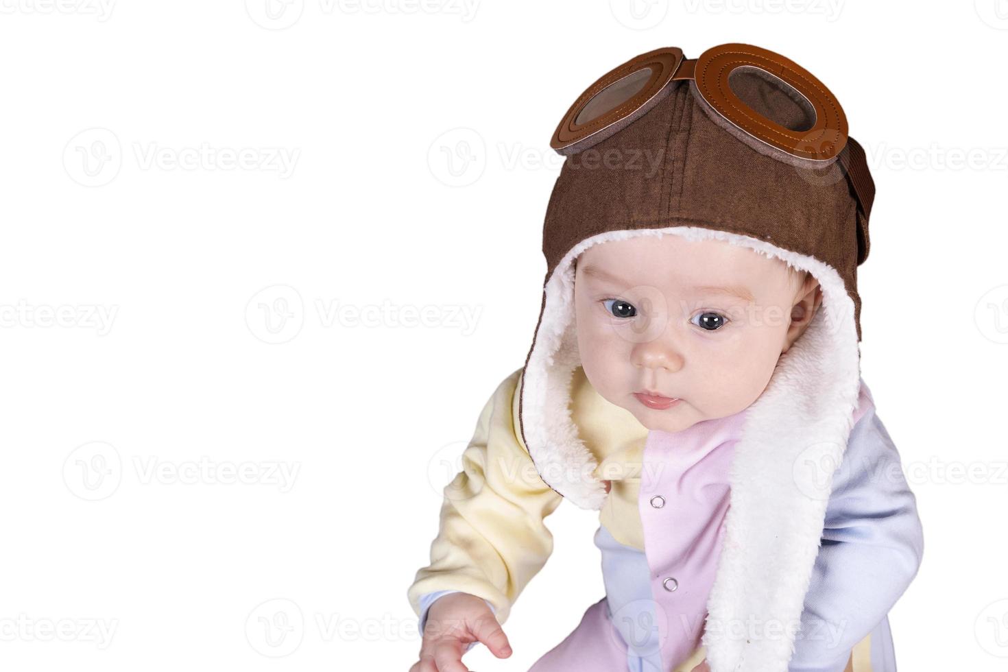 baby vliegenier, in piloot hoed, dichtbij omhoog portret, geïsoleerd Aan wit achtergrond foto