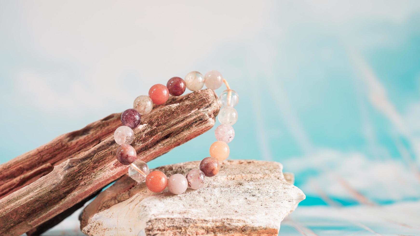 sieraden met natuurlijk synthetisch steen armband. mooi halfedel steen kralen foto