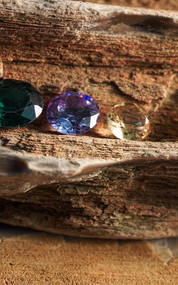 natuurlijke saffier edelsteen, juweel of edelstenen op zwarte glanskleur, verzameling van veel verschillende natuurlijke edelstenen amethist, foto