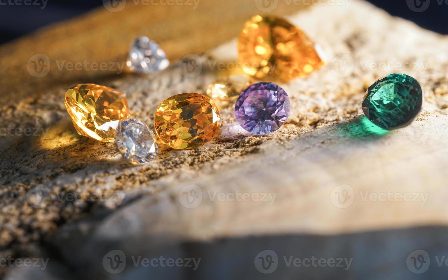 natuurlijke saffier edelsteen, juweel of edelstenen op zwarte glanskleur, verzameling van veel verschillende natuurlijke edelstenen amethist, foto