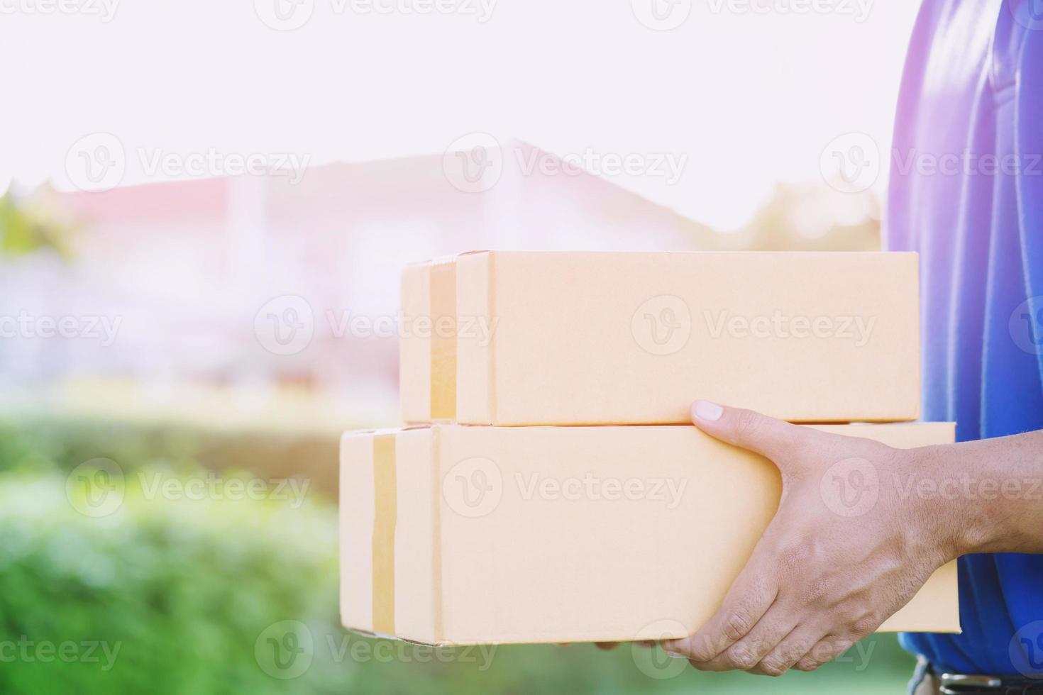 levering personeel draag- papier dozen. slijtage medisch handschoenen en maskers naar beschermen covid-19 voor klanten wie winkel online en uitdrukken levering gedurende de covid-19 crisis. foto