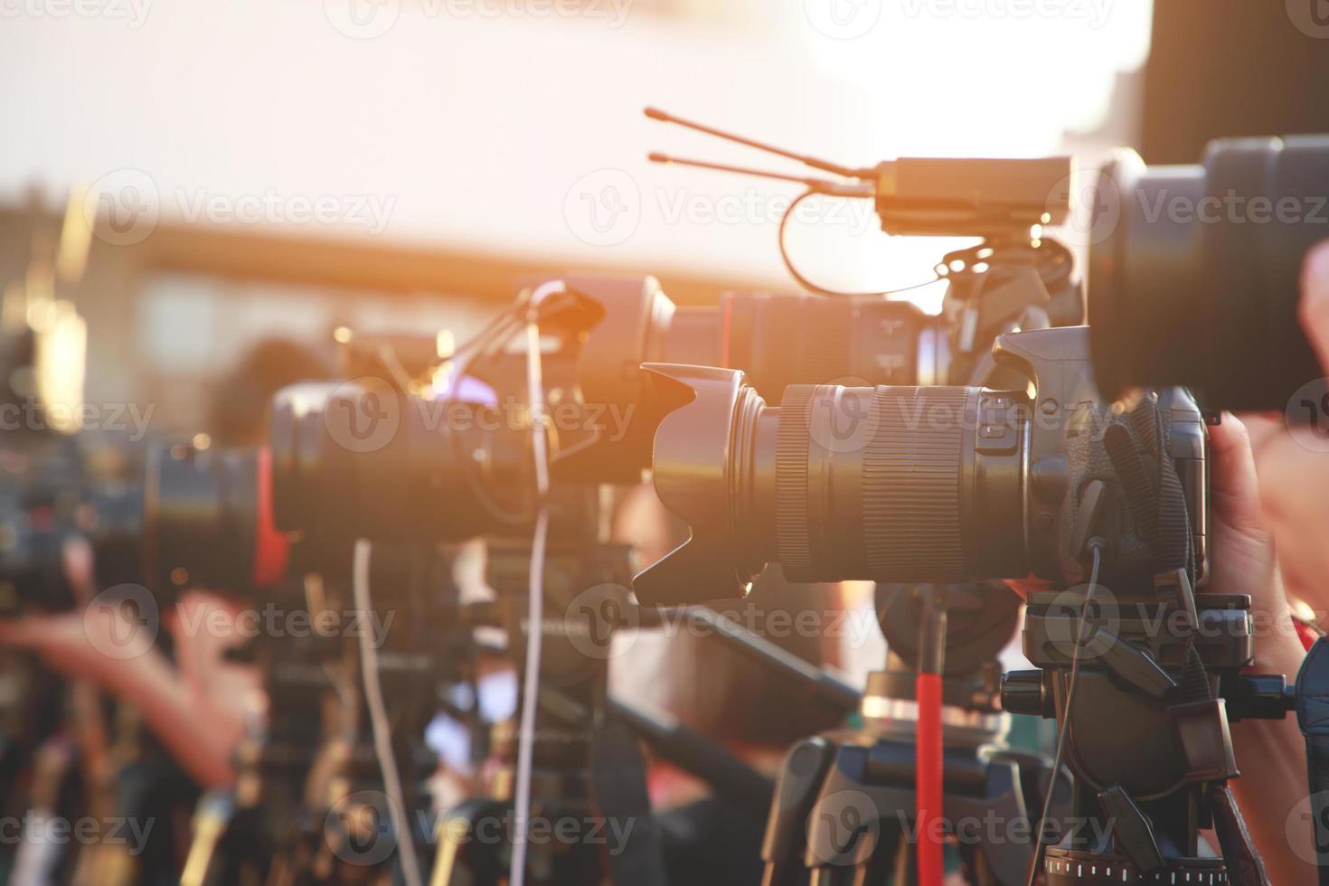 media fotograaf met vermaak verslaggevers afnemen van interviews beroemdheden en acteurs Bij een mode tonen foto