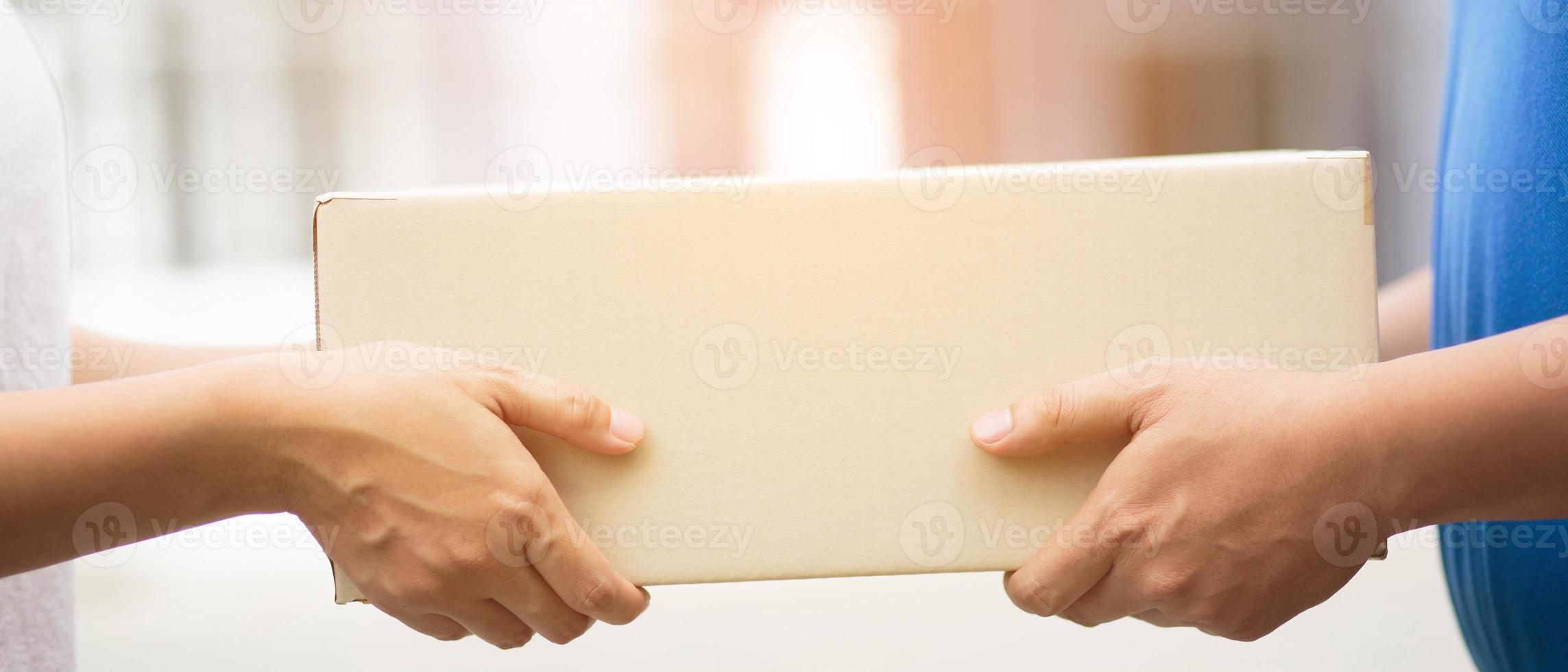 pakket levering Mens van een pakket door een onderhoud. en dichtbij omhoog hand- klant vrouw accepteren een levering van dozen van levering Mens post- sturen direct naar huis. foto