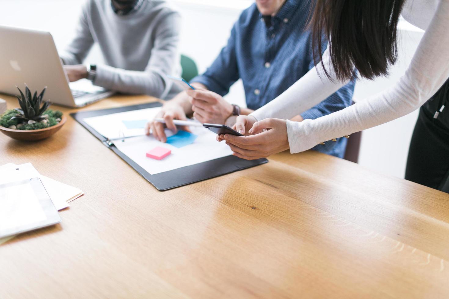 jonge zakenvrouw met een mobiel apparaat foto