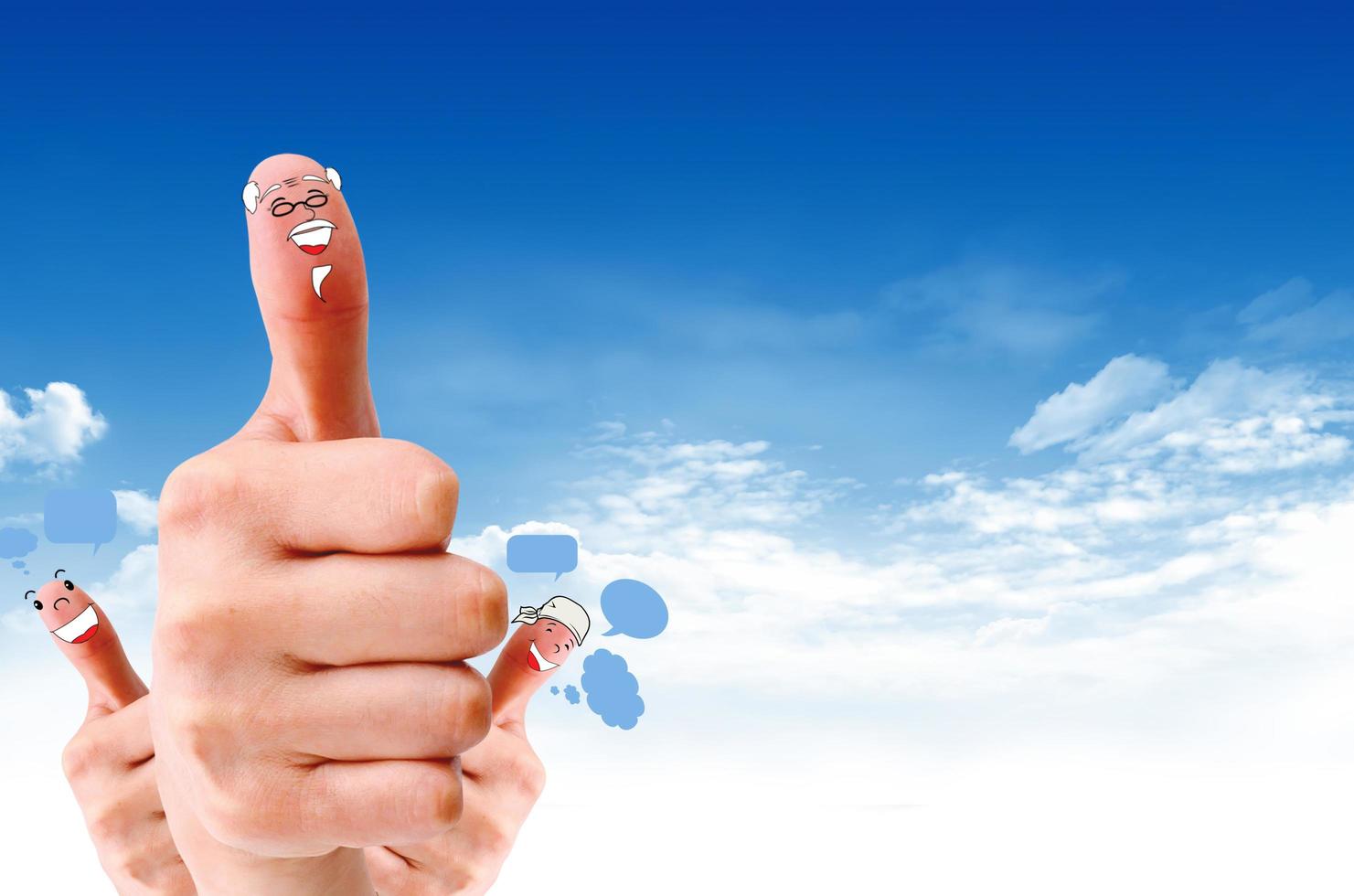 gelukkige groep vingergezichten als sociaal netwerk met spraak foto