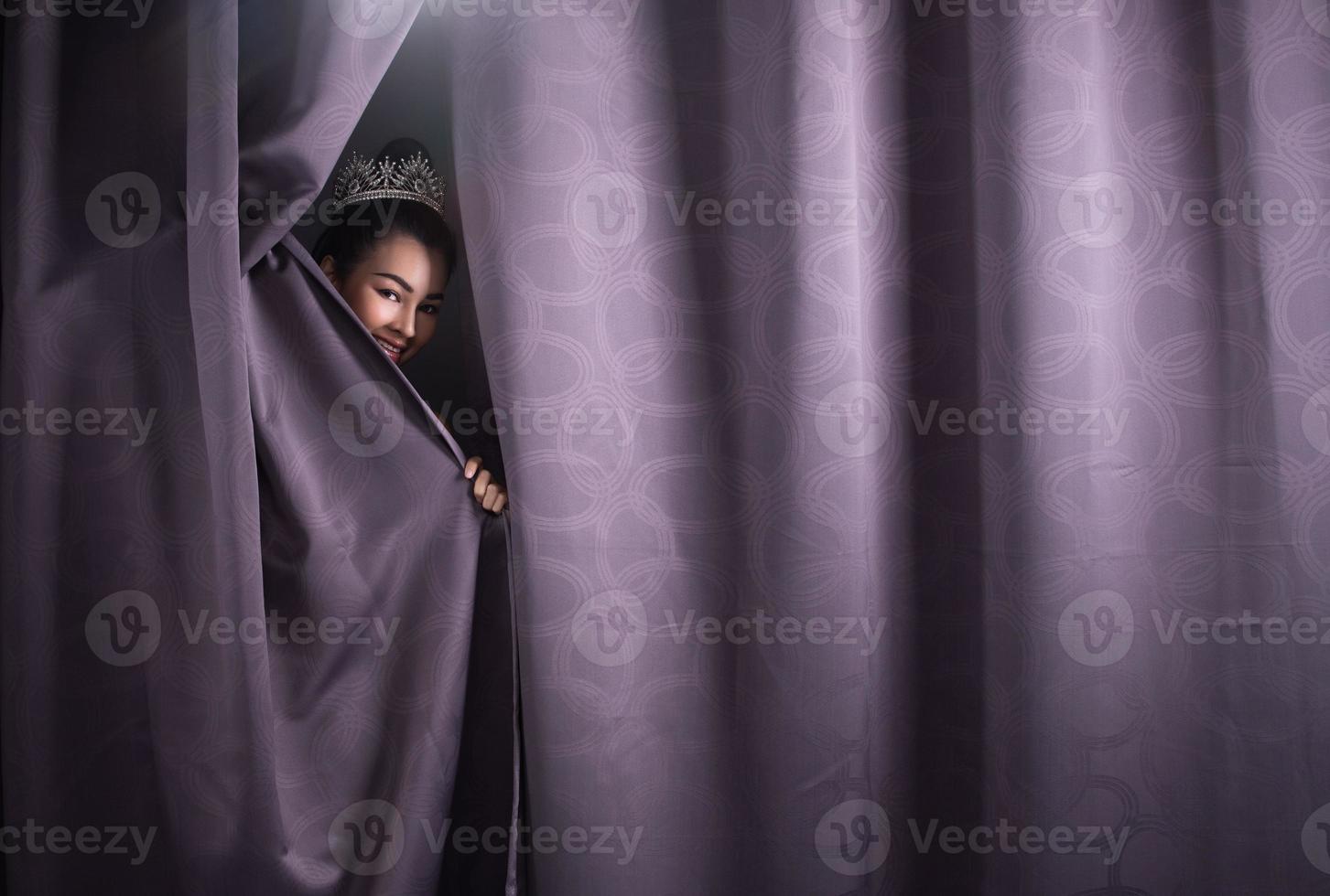 concept van mooi mevrouw optocht koningin wedstrijd opent stadium gordijn net zo deur ramen van nieuw kans, leven, kans, werk. Aziatisch vrouw veranderingen alles De volgende dag na winnend diamant kroon. foto