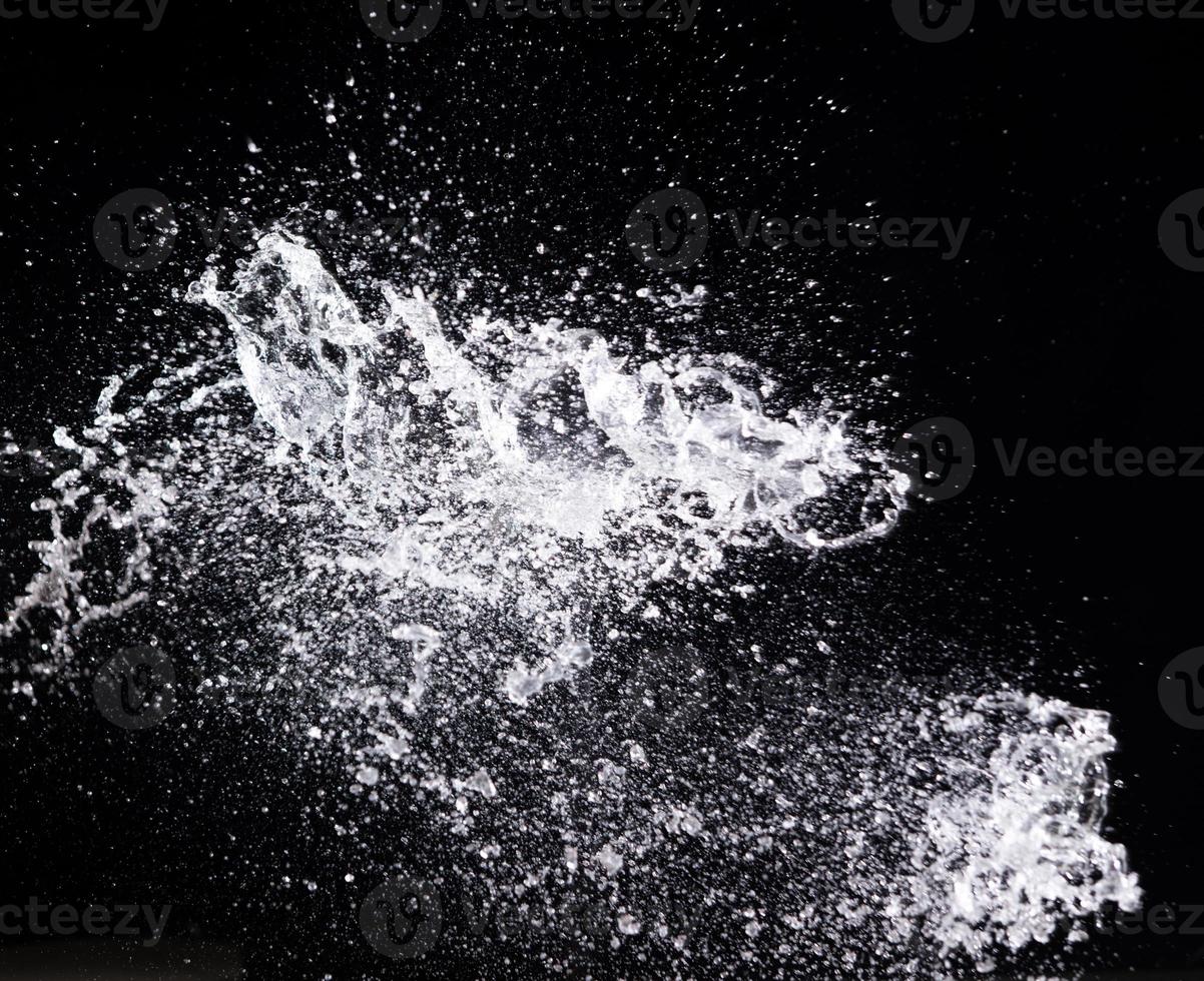 water plons in lucht laten vallen over- zwart achtergrond, studio verlichting hoog snelheid foto