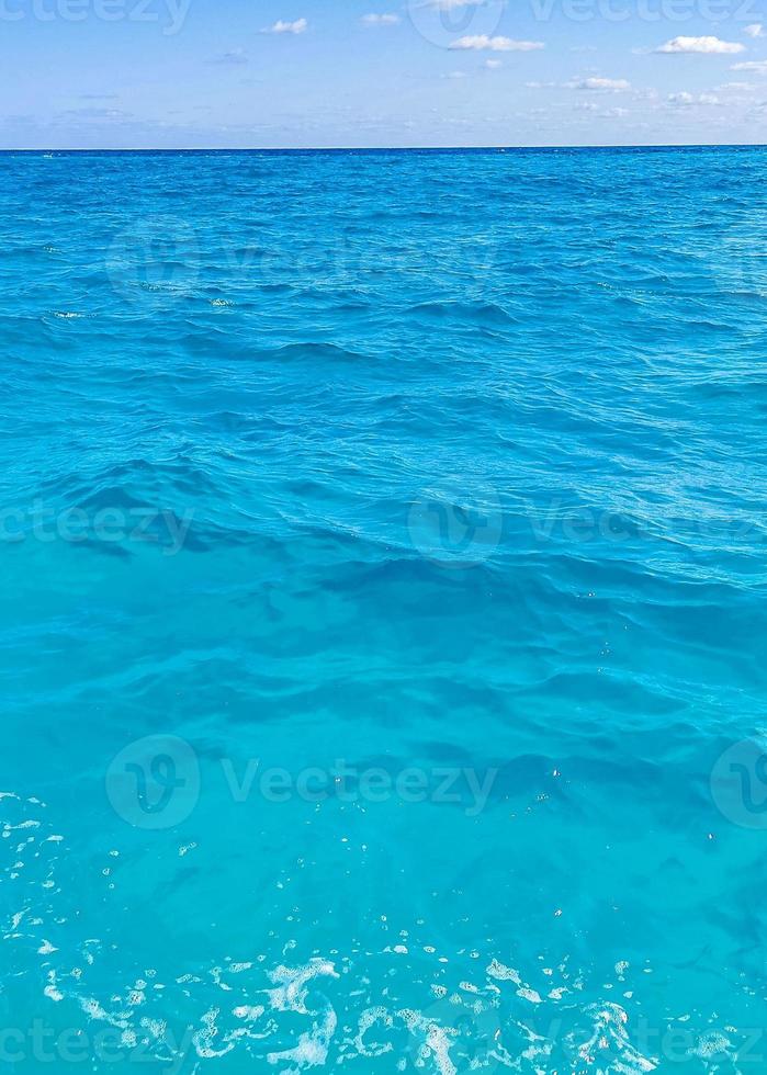 blauw turkoois water golven oceaan en zee structuur patroon Mexico. foto