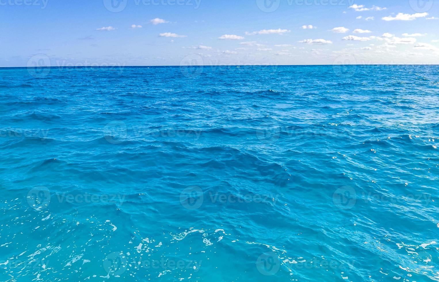 blauw turkoois water golven oceaan en zee structuur patroon Mexico. foto