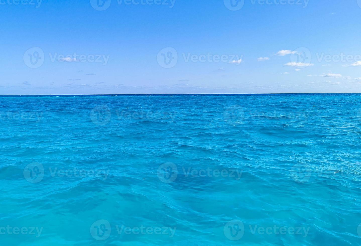 blauw turkoois water golven oceaan en zee structuur patroon Mexico. foto