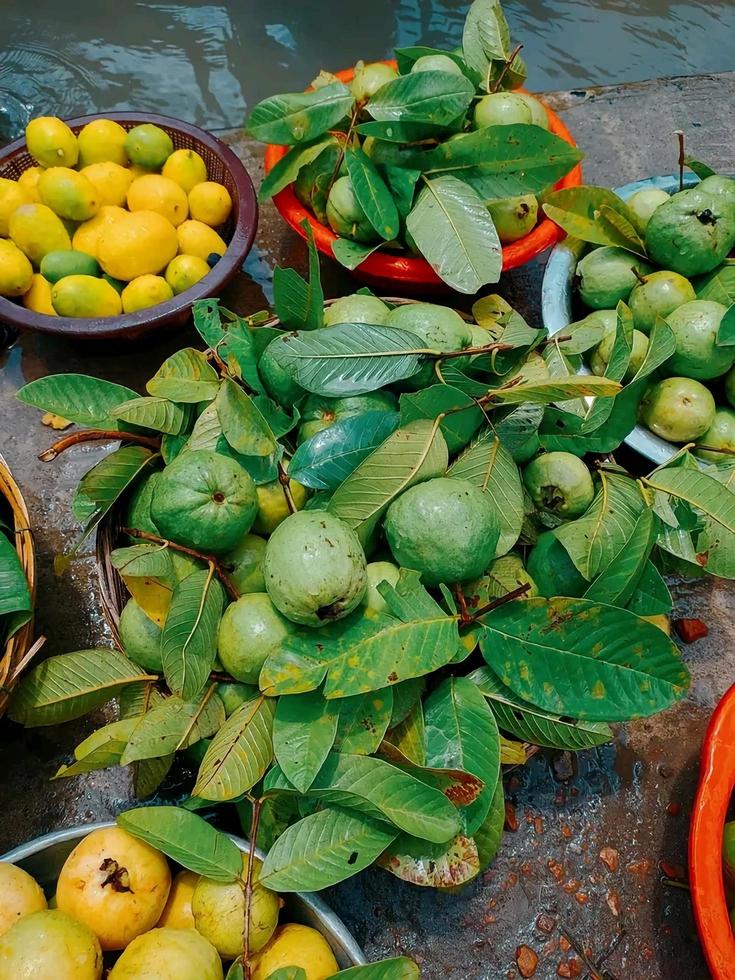 vers groen en geel guava in de markt foto