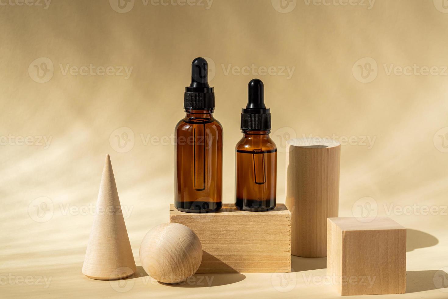 natuurlijk essentieel olie of serum in bruin glas flessen Aan een houten podia. alternatief geneesmiddel, schoonheid huid zorg Product. neutrale achtergrond met schaduwen foto