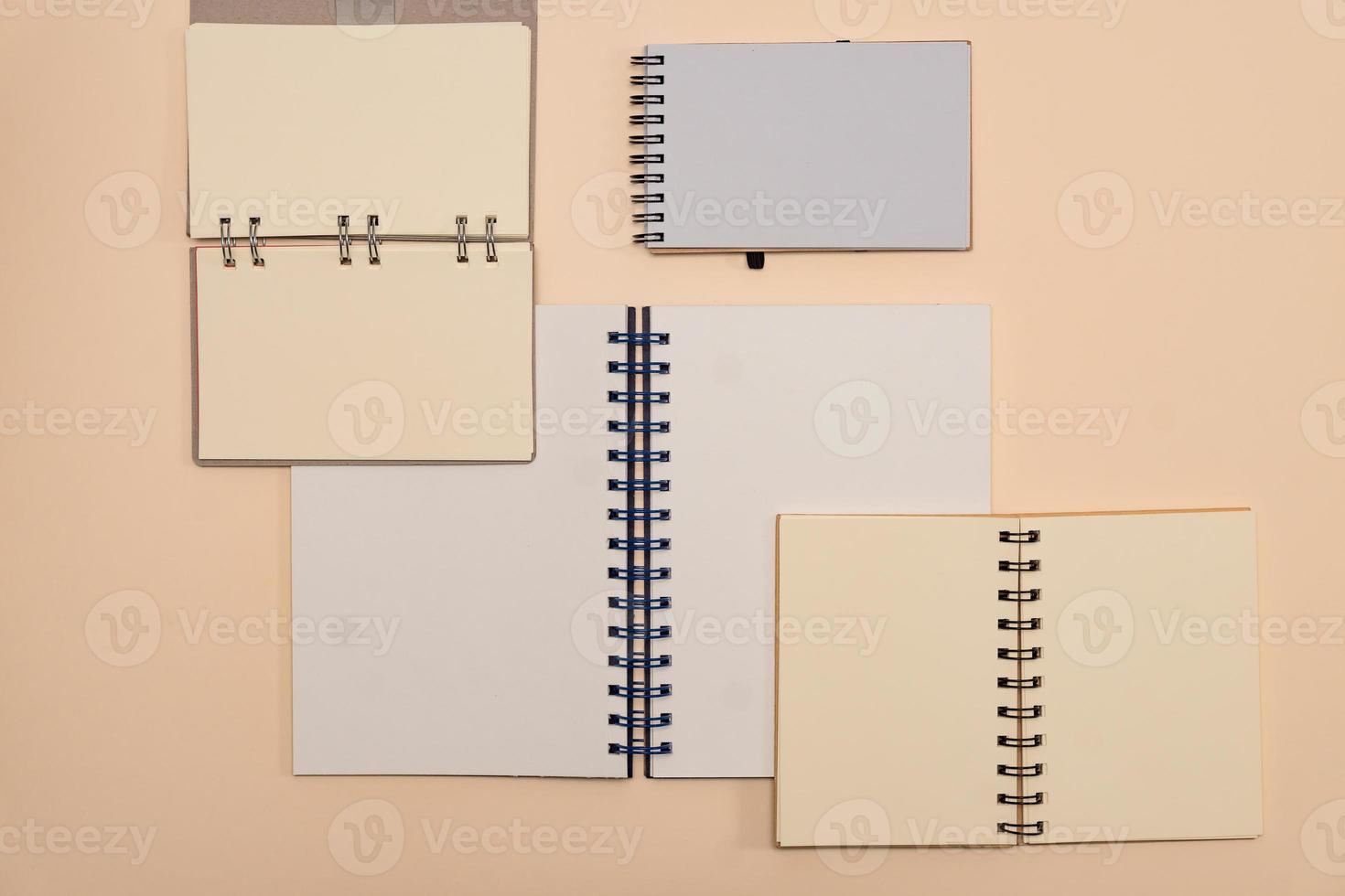 genoeg van Open notebooks gemaakt van gerecycled papier. schrijfbehoeften bespotten omhoog sjabloon voor uw ontwerp. visie van bovenstaande. vlak leggen foto