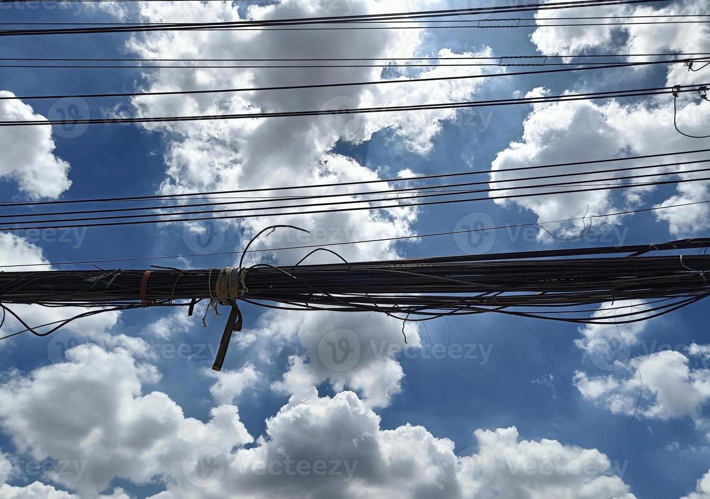 rommelig elektriciteit draden Aan de pool, Rechtdoor lijn van kabels en draden Aan een elektrisch pool in Thailand, lucht en wolken achtergrond foto