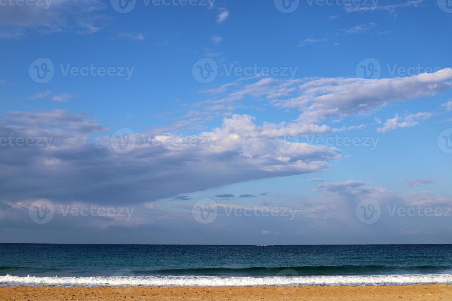 wolken in de lucht over- de middellandse Zee zee. foto