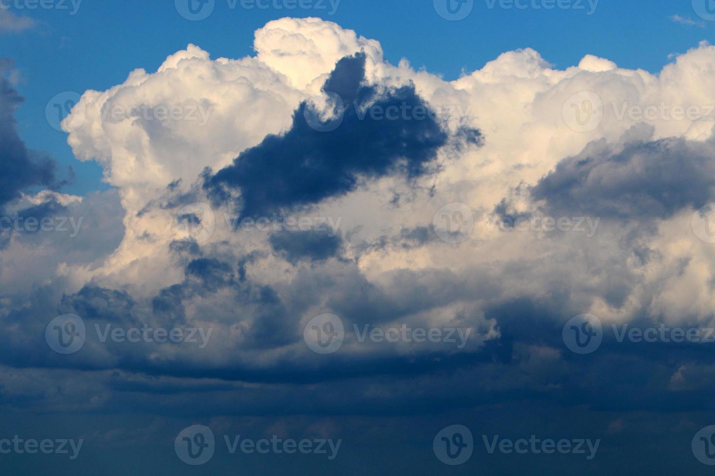 wolken in de lucht over- de middellandse Zee zee. foto