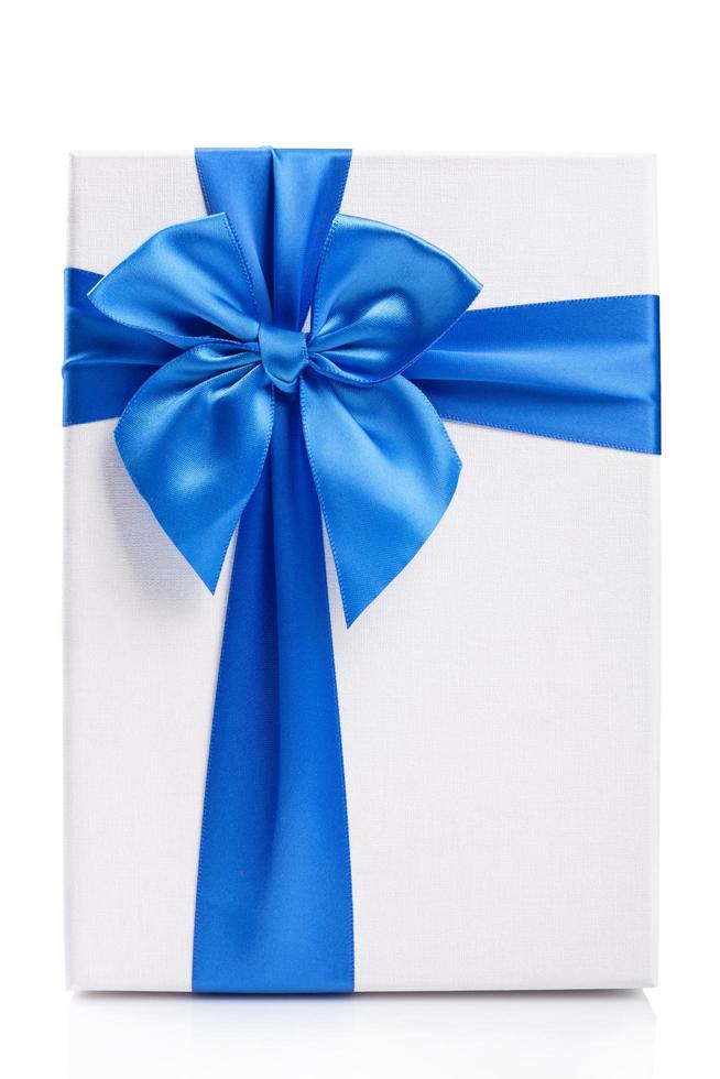 witte geschenkdoos met blauw lint geïsoleerd op een witte achtergrond foto