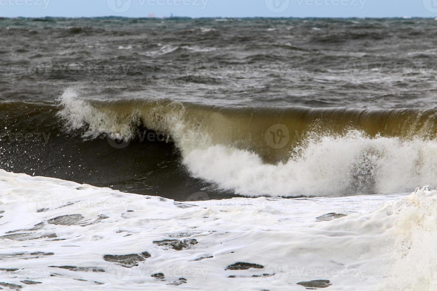 storm Aan de middellandse Zee zee in noordelijk Israël. foto